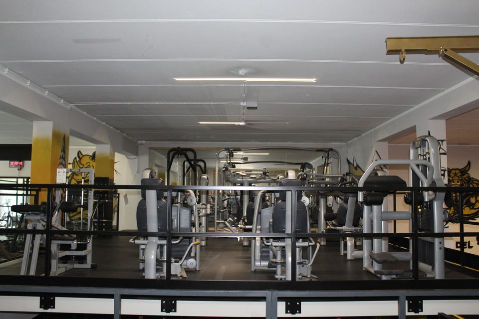 Sala fitness con attrezzature per i corsi di gruppo
